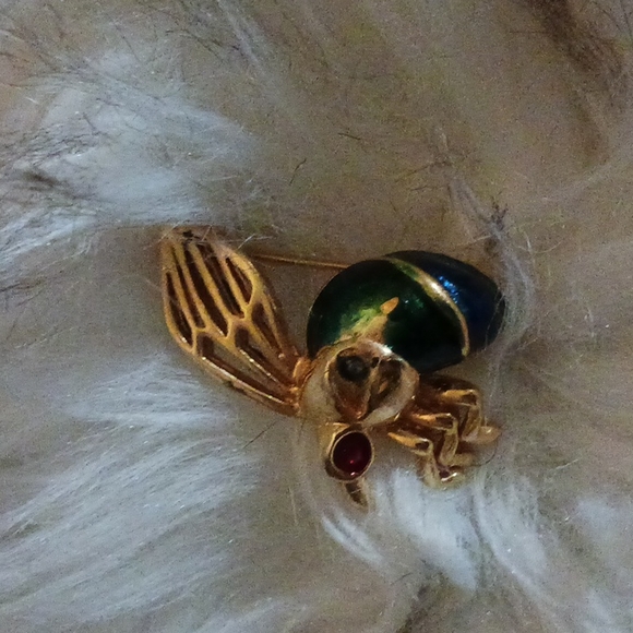 Vintage Hornet brooch with red gem - Picture 3 of 6